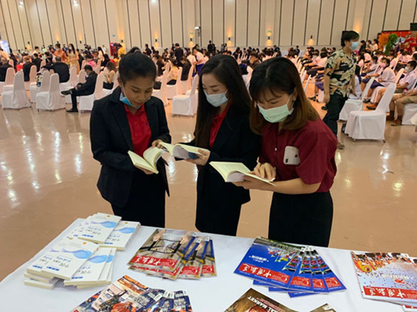 《中国报道》杂志及《中国关键词》图书受到泰国学生的广泛关注。.png