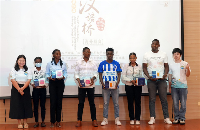 1744870858873607.jpg 图8 优秀奖师生合影1.jpg