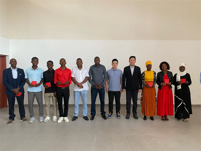 1747205709272849.png 图片13 奖学金合影.png