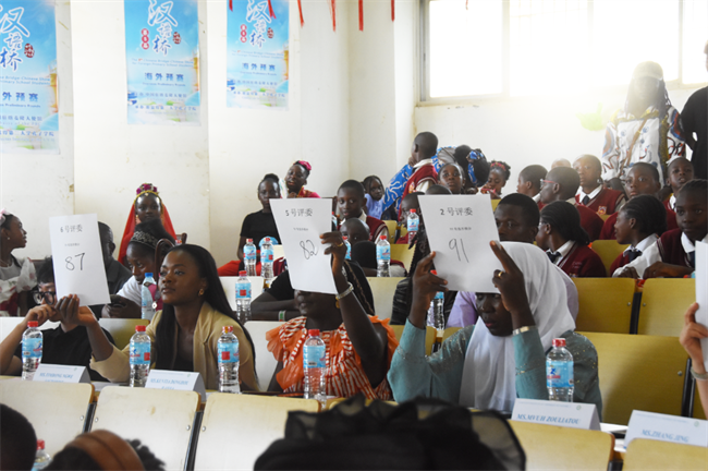 1747820344535888.png 评委1.png