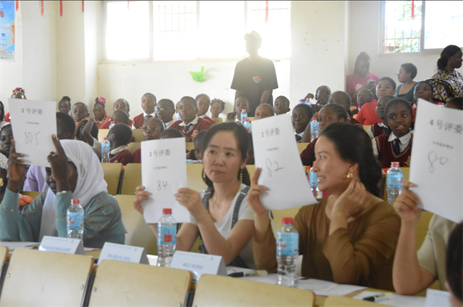 1747820351917175.png 评委2.png