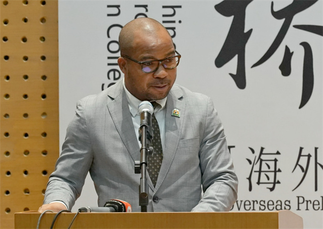 1748412548745089.jpg 蒙大校长讲话.jpg