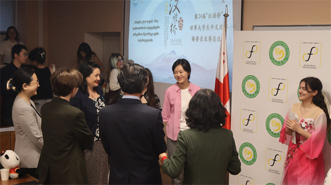 1749692571973264.jpg 与选手们亲切交流.jpg