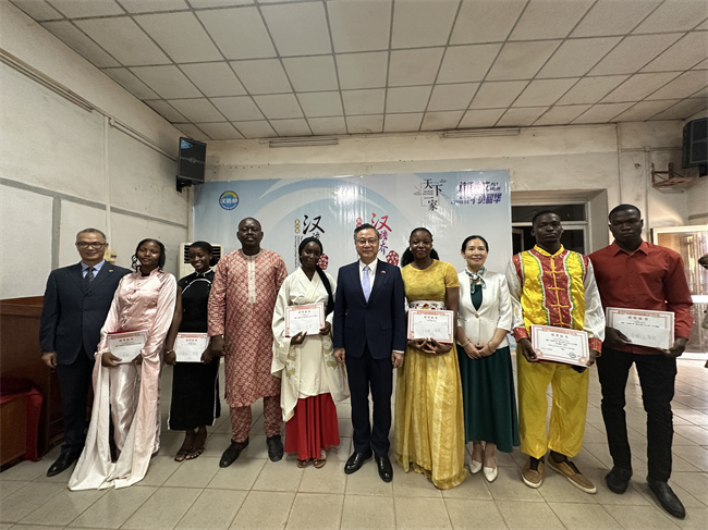 1749783889926453.jpg 图3.1 大学组获冠亚季军与大使合影.jpg