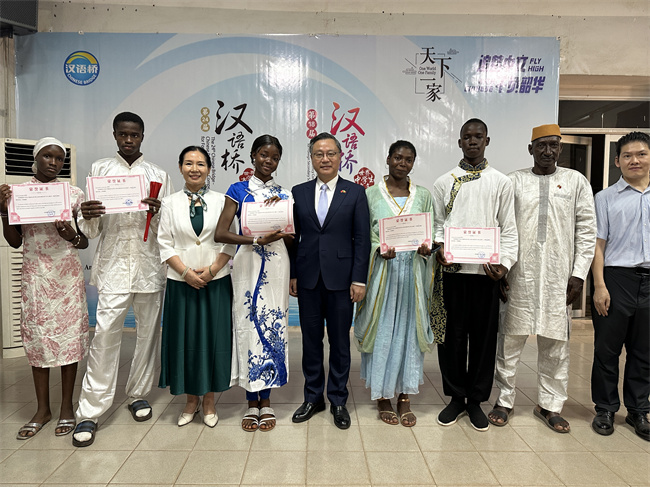 1749783898153799.jpg 图3.2中学组冠亚季军与大使合影.jpg