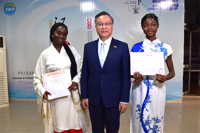 1749783915158159.jpg 图4.陈大使与大学组和中学组冠军合影.jpg