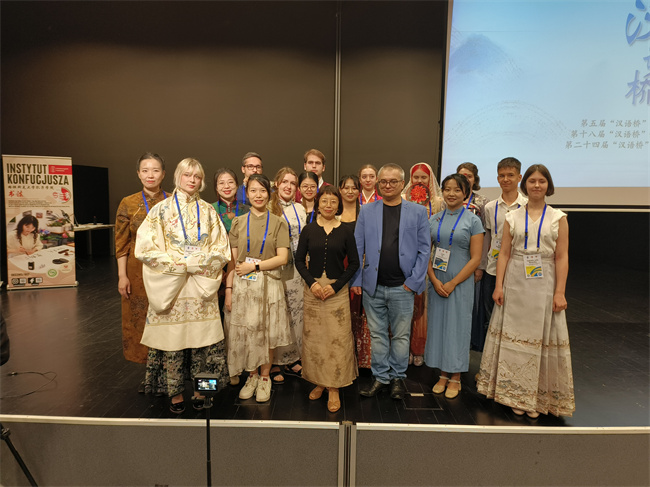 1750648862264260.jpg 20250606克拉科夫孔院新闻:克拉科夫孔子学院参加2025年“汉语桥”波兰赛区预选赛-图1 克拉科夫孔院参赛师生合影.jpg