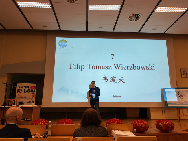 1750648889951225.jpg 20250606克拉科夫孔院新闻:克拉科夫孔子学院参加2025年“汉语桥”波兰赛区预选赛-图2 韦波夫演讲.jpg