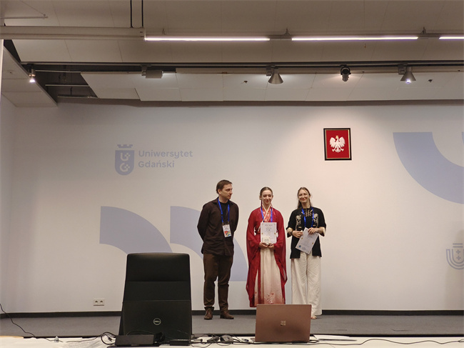 1750648949180782.jpg 20250606克拉科夫孔院新闻:克拉科夫孔子学院参加2025年“汉语桥”波兰赛区预选赛-图6 师安娜(左)领奖.jpg