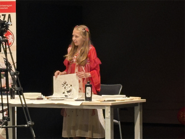 1750648967745683.jpg 20250606克拉科夫孔院新闻:克拉科夫孔子学院参加2025年“汉语桥”波兰赛区预选赛-图8 玛利亚展示国画熊猫.jpg