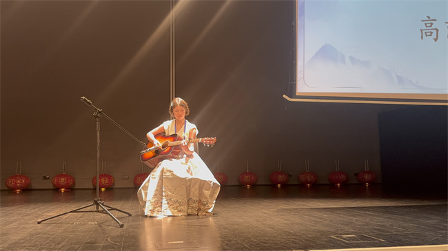 1750648974410732.jpg 20250606克拉科夫孔院新闻:克拉科夫孔子学院参加2025年“汉语桥”波兰赛区预选赛-图9 高丽雅吉他弹唱.jpg