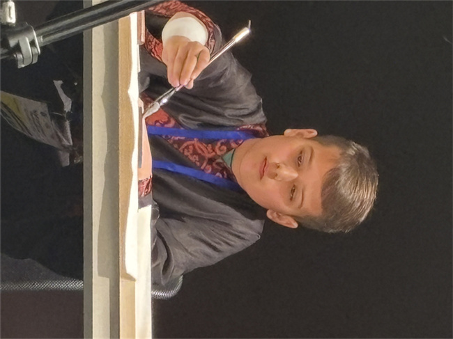 1750649229248842.jpg 20250606克拉科夫孔院新闻:克拉科夫孔子学院参加2025年“汉语桥”波兰赛区预选赛-图10 马斯迈写书法_副本.jpg