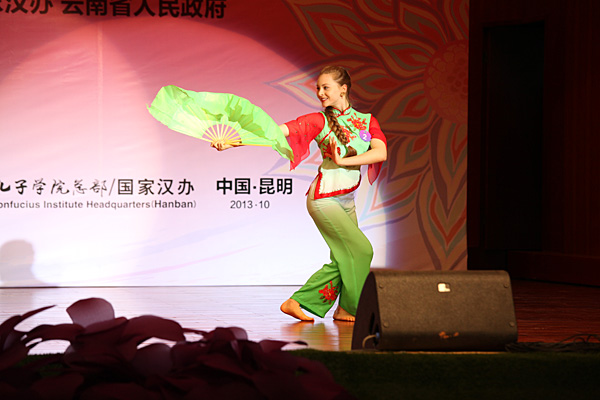 来自美国二队选手戴芷萱的扇子舞 来自美国二队选手戴芷萱的扇子舞