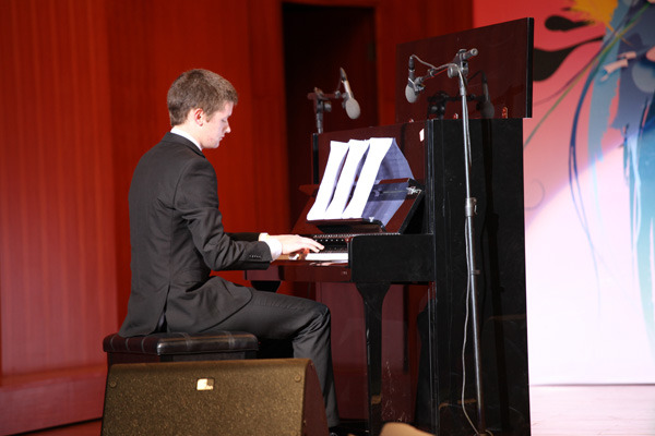 挪威队的艾恺弹奏钢琴曲“梁祝” 挪威队的艾恺弹奏钢琴曲“梁祝”