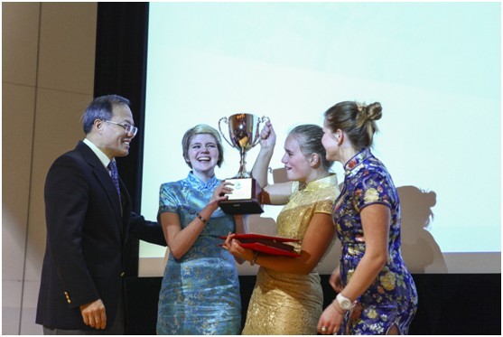 兰立俊大使颁发冠军杯 兰立俊大使颁发冠军杯