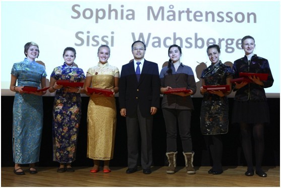 兰立俊大使和获得个人一等奖的选手合影 兰立俊大使和获得个人一等奖的选手合影