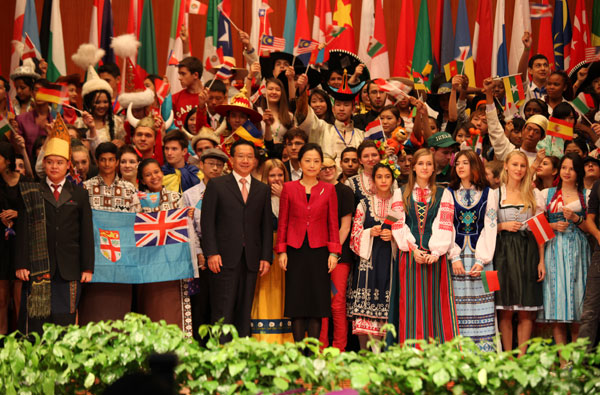 领导们与选手们合影留念 领导们与选手们合影留念