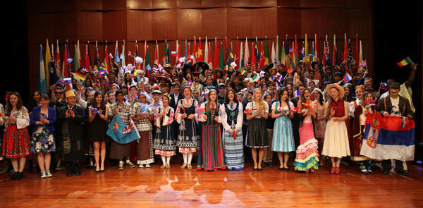 领导们与选手们合影留念 领导们与选手们合影留念