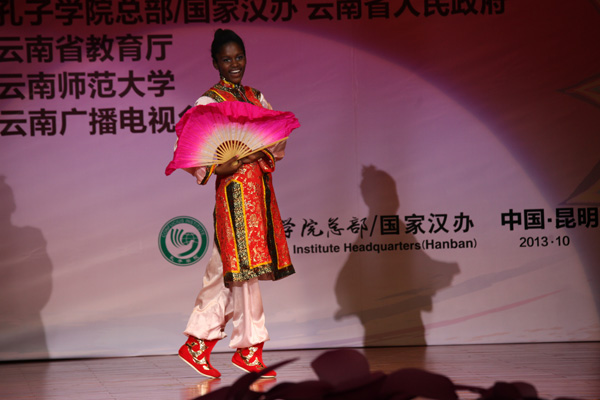 南非选手齐德娃的扇子舞 南非选手齐德娃的扇子舞