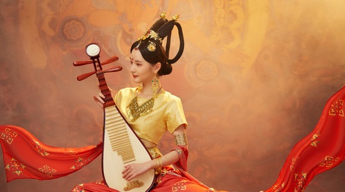 Experience the Chinese traditional instrument Pipa