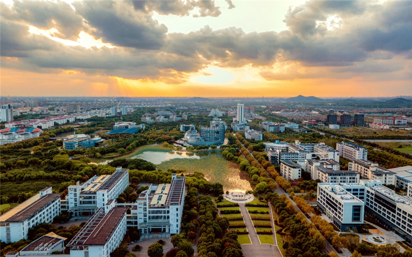 初秋东华全景Early autumn campus panorama.jpg