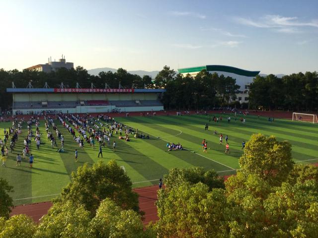 9.校园设施3 Sports Ground on Jiaoqiao Campus蛟桥园运动场.jpg