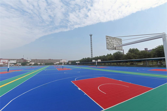学校设施 篮球场.jpg
