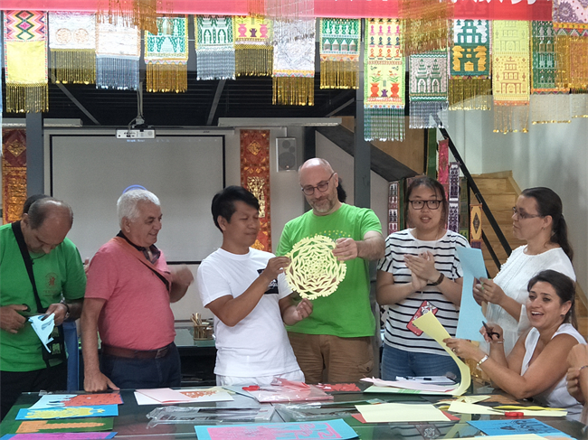 中东欧艺术家到学校学习傣族剪纸.jpg