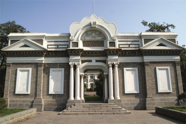 1675317901374803.jpeg 学校-留学欧美预备学校校门.jpg