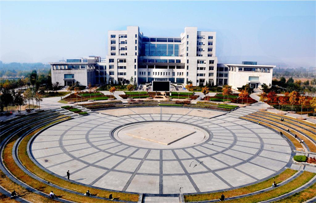 1675317942815149.jpeg 学校-下沉广场.jpg