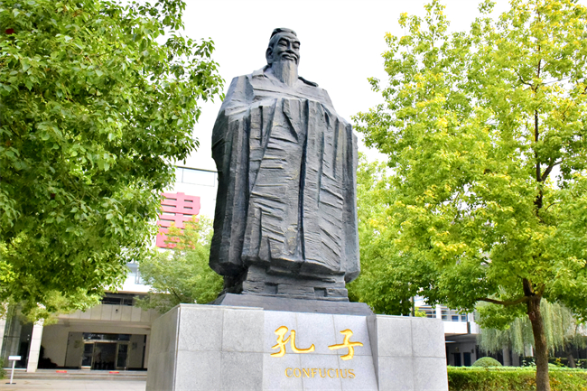 Confucius Statue 孔子像.jpg