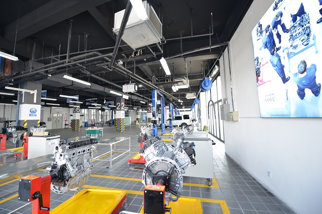 汽车理实一体实训室 Automobile theory and practice integration training room.JPG