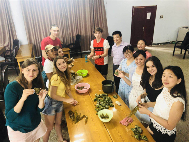 1675736320629567.jpeg 留学生端午节包粽子 International students make rice dumplings on Dragon Boat Festival.jpg