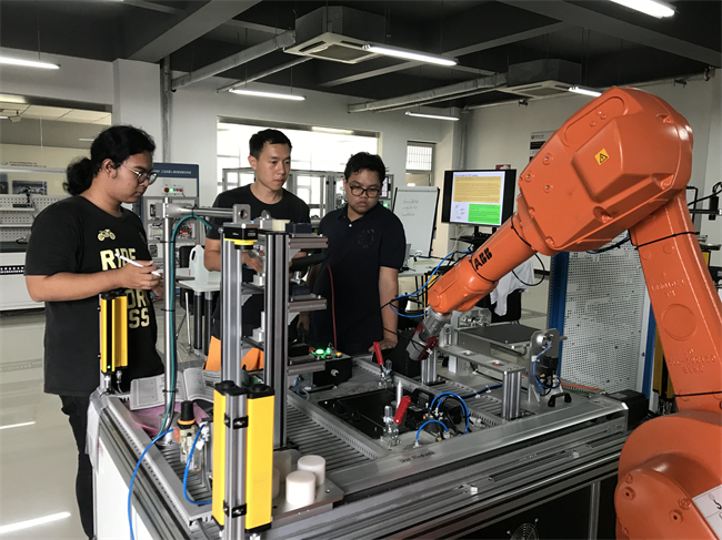 1675736352615433.jpeg 泰国学生在我校观摩实习 Thai students observe and practice in our school.jpg