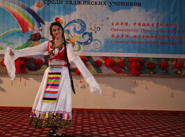 图片三 热情起舞的“藏族女孩”。 图片三 热情起舞的“藏族女孩”。