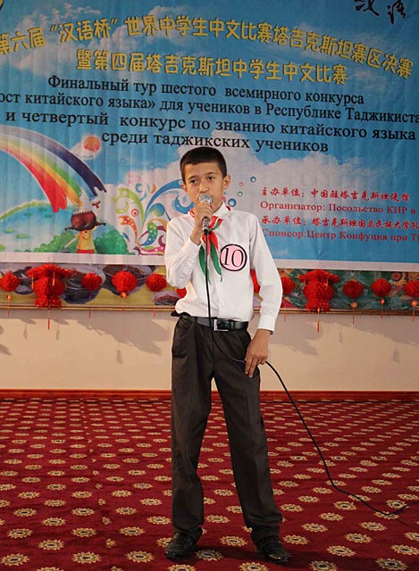 图片二 十号选手李小雨演唱歌曲《达坂城的姑娘》。 图片二 十号选手李小雨演唱歌曲《达坂城的姑娘》。