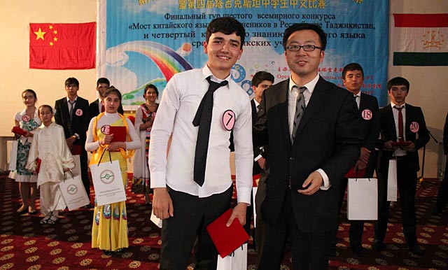 图片四 中国驻塔使馆代表与冠军选手合影。 图片四 中国驻塔使馆代表与冠军选手合影。